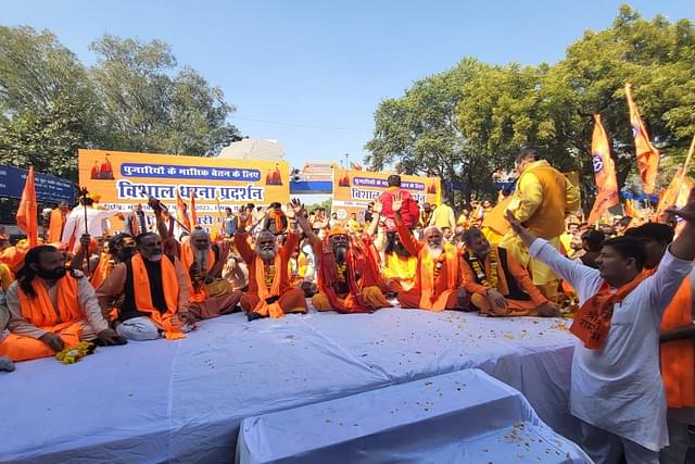 Hindu priests stage protest outside Delhi CM residence (Source: @Virend_Sachdeva)