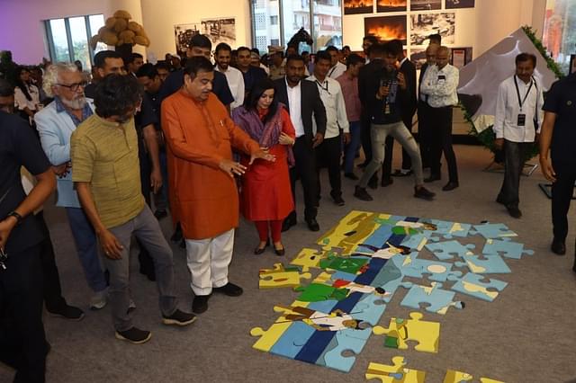 Prakash Bal Joshi (behind left), Lalit Vikamshi (front left), Union Minister Nitin Gadkari (centre), Sumi Gupta (right)