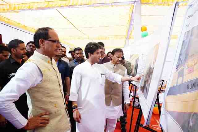Union Minister for Civil Aviation Jyotiraditya Scindia with Chief Minister Shivraj Singh Chauhan (@rshuklabjp/Twitter)