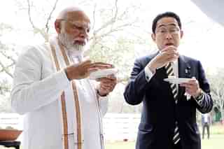 PM Modi and his Japanese counterpart Fumio Kishida relished tangy golgappas in Budhha Jayanti Park, Delhi (Pic Via Twitter)