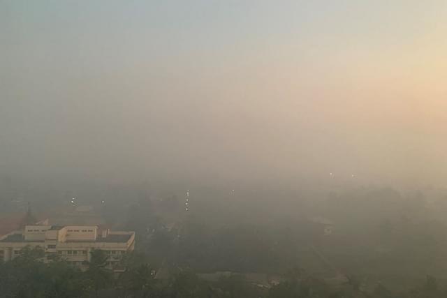 Smoke engulfs Kochi as Brahmapuram waste plant fire continues to burn. (Twitter).