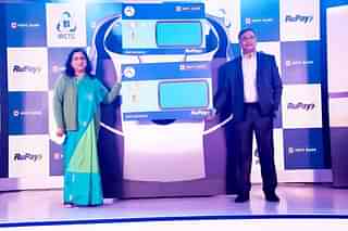 IRCTC CMD Rajni Hasija and Parag Rao, Group Head – Payments, Consumer Finance, Digital Banking and IT, HDFC Bank. (Twitter).