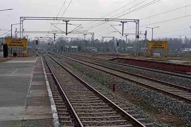A total of 298 route kilometre (RKM) of BG route in Jammu and Kashmir is electrified. (image via RisingKashmir).