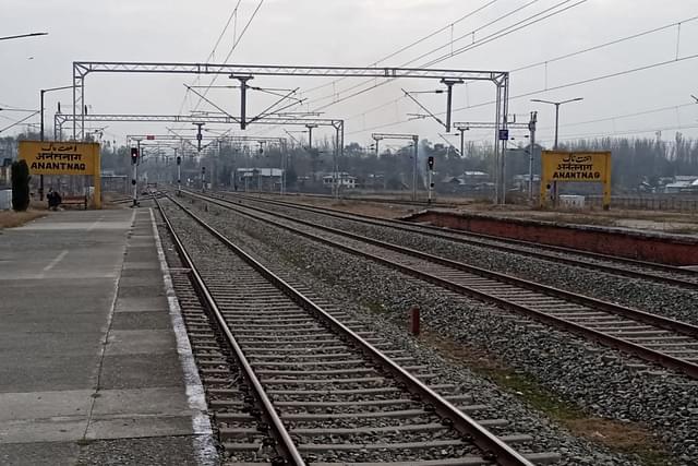 A total of 298 route kilometre (RKM) of BG route in Jammu and Kashmir is electrified. (image via RisingKashmir).