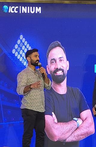 Dinesh Karthik inspiring youngsters, speaking at the event.