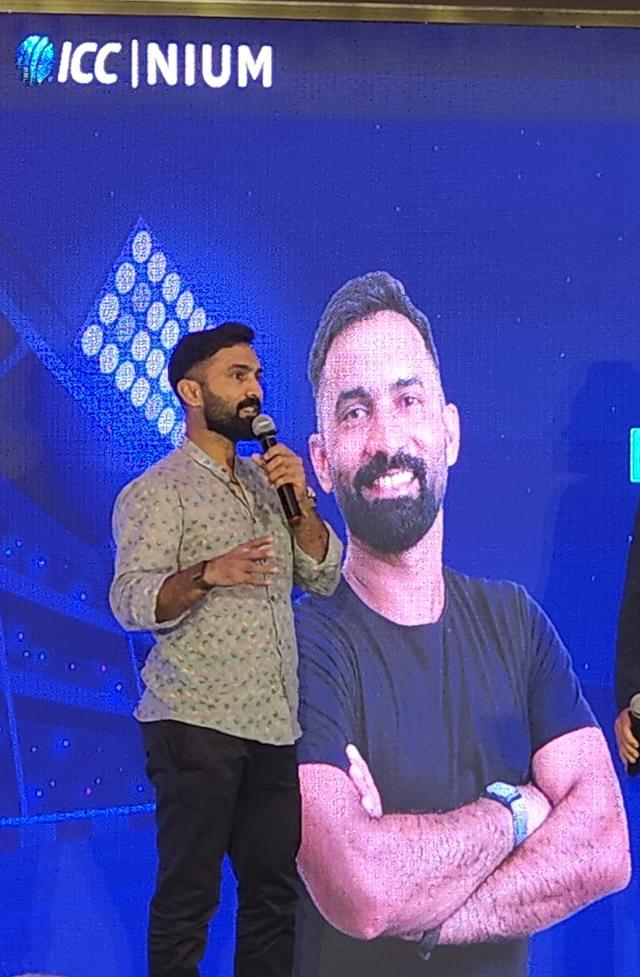 Dinesh Karthik inspiring youngsters, speaking at the event.