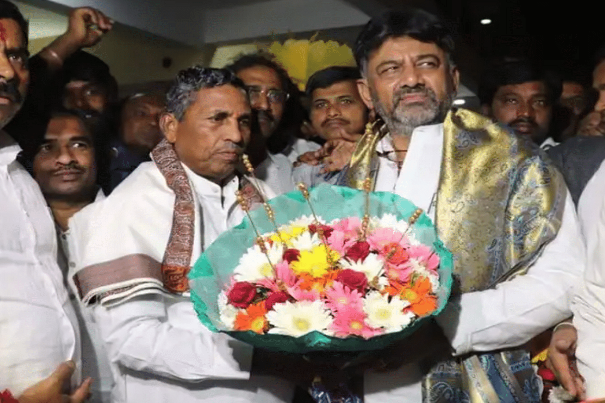 Former MP K H Muniyappa (L) and Karnataka Pradesh Congress Committee president DK Shivkumar. (Representative image).