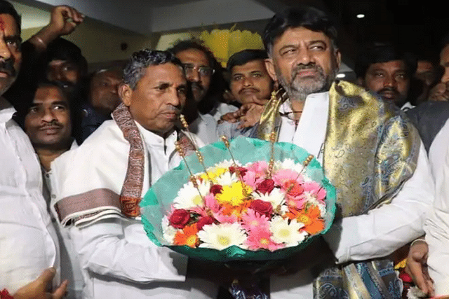 Former MP K H Muniyappa (L) and Karnataka Pradesh Congress Committee president DK Shivkumar. (Representative image).