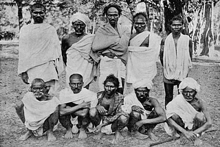 Group of Paraiyar labourers in Madras Presidency, Colonial times in 1909. (Wikipedia).