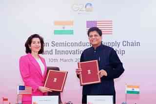 Commerce Minister Piyush Goyal with US Commerce Secretary Gina Raimondo (Pic Via Twitter)