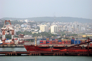 Vizag seaport; dwell time in Visakhapatnam fell from 32.4 days in 2015 to 5.3 days in 2019. (Photo: Adityamadhav83/Wikimedia Commons)