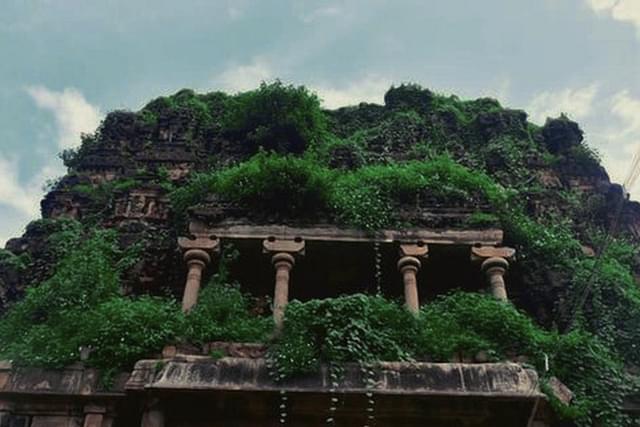 Ruined Apatsahayeswarar temple (screengrab)