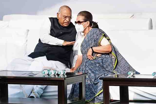 Congress leader Mallikarjun Kharge with Sonia Gandhi. 
