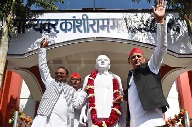 SP general secretary Swami Prasad Maurya (L) and SP chief Akhilesh Yadav (R) with statue of BSP founder Kanshiram.