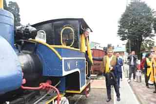G20 delegates onboard the Darjeeling toy train. (image via Darjeeling Himalayan Railway).