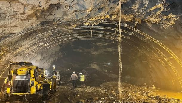 Erection of ribs during cavity treatment.