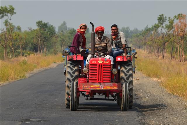 Mahindra Tractor near Pali, India - Photo by Clément Bardot