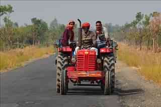 Mahindra Tractor near Pali, India - Photo by Clément Bardot