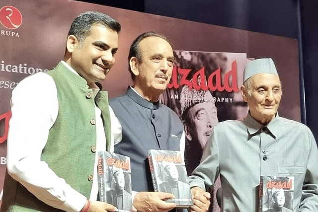 Ghulam Nabi Azad (middle)