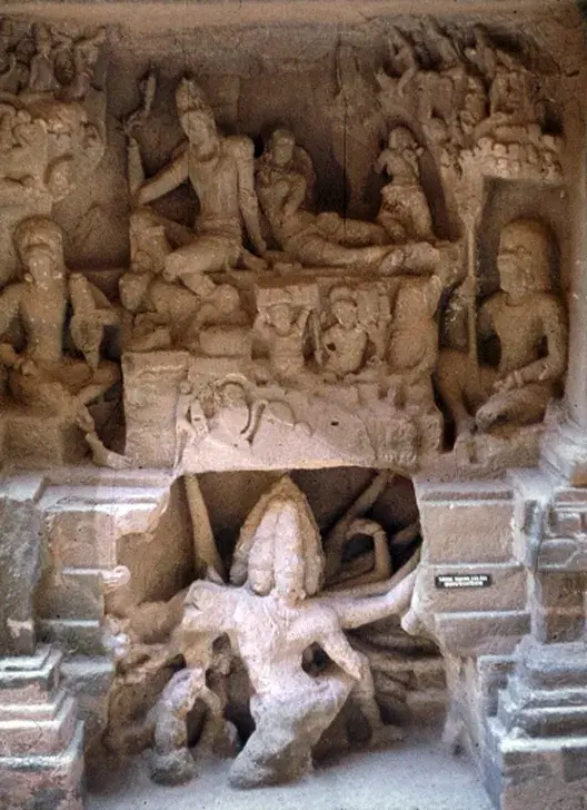 Rāvana shaking Kailāsa