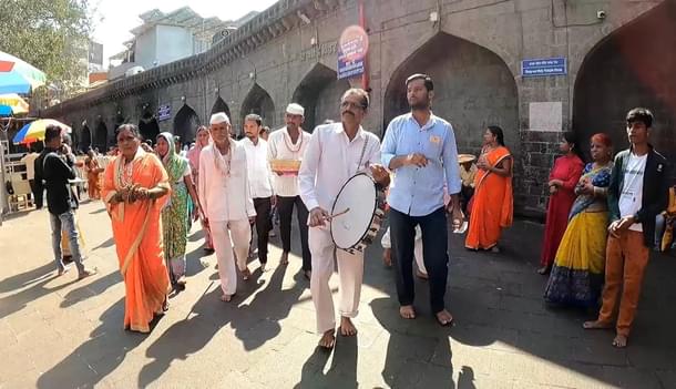 A picture of sari offering with dhol