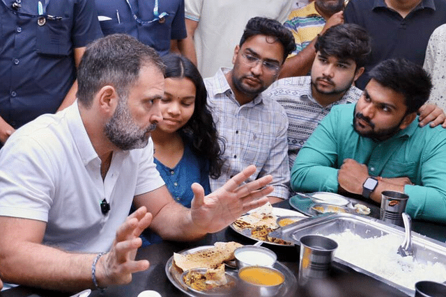 Rahul Gandhi in conversation with students over lunch at Delhi University hostel (Photo: Shantanu/Twitter)