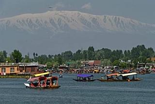 We go hunting in Kashmir / World Wide Photos.