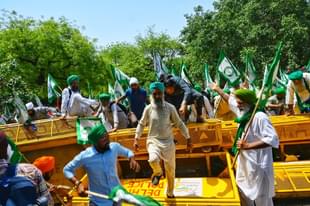 Farmers break through police barricades as they join protesting wrestlers at Jantar Mantar in Delhi. (@htTweets)