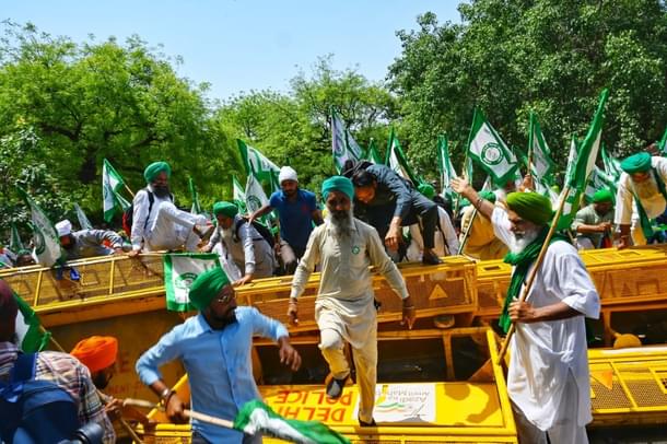 Farmers break through police barricades as they join protesting wrestlers at Jantar Mantar in Delhi. (@htTweets)