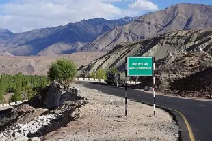 Road developed by BRO in Ladakh. (Bernard Gagnon/Wikipedia)