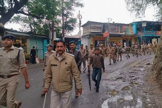 Uttarkashi Police take out a flag march in the Barkot market on 2 June. (Photo: Uttarkashi Police Uttarakhand/Twitter)