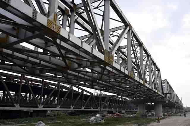 The new railway bridge and the Loha Pul in the backdrop. (Source: Sanjeev Verma/HT)