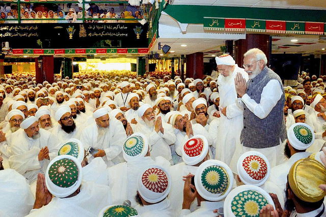 Prime Minister Narendra Modi greets the members of Dawoodi Bohra community during 'Ashura Mubarak' programme in Indore, in September 2018. (Photo: Hindustan Times/Twitter)