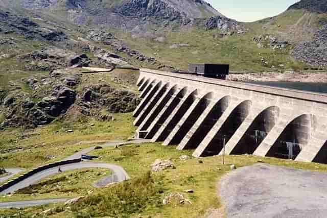 A pumped storage facility (Pic via Wikimedia Commons)