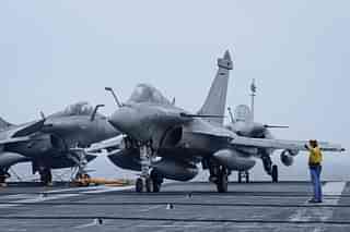 Three Rafale-Ms on the deck of an aircraft carrier (image via @E_Lenain)
