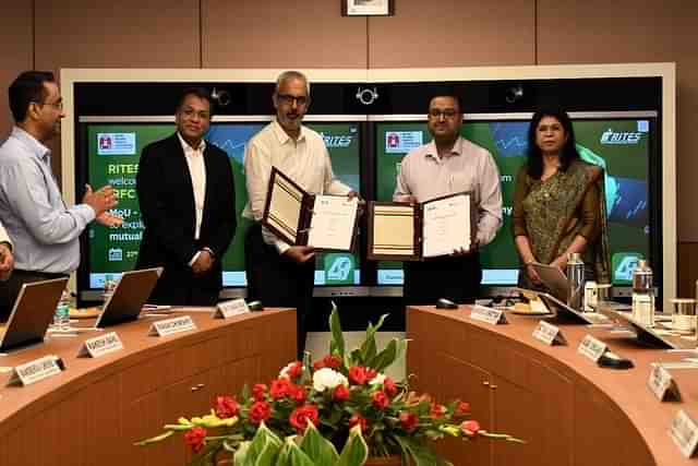 MoU signing ceremony between IRFC and RITES at Gurugram. 