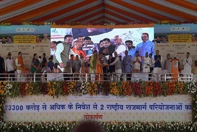 Union Minister Nitin Gadkari inaugurating the two NH projects, along with CM Yogi Adityanath and other officials.