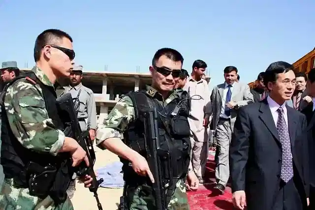 Chinese PMC soldiers providing security to Chinese nationals. (Via Twitter Top War)