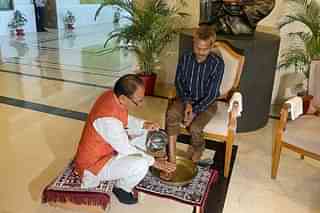 Madhya Pradesh Chief Minister Shivraj Singh Chouhan washing the feet of Dashmat Rawat. 