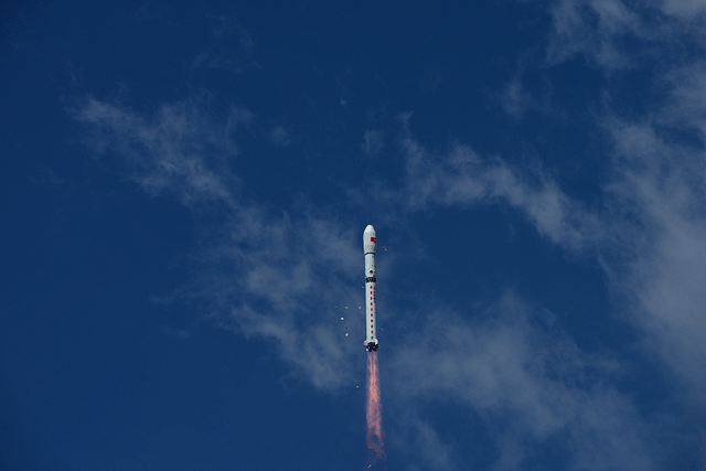 Lift-off for Lingxi-03 communications satellite (Photo: Frontline/Twitter)