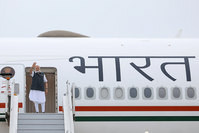 Prime Minister Narendra Modi
 emplanes for Paris. (Photo: PMO India/Twitter)