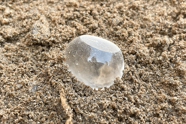 Weighing unit made of crystal quartz found at Keeladi (Photo: Vignesh Vijayakumar/Twitter)