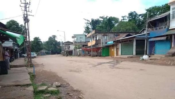A deserted road in Moreh town.