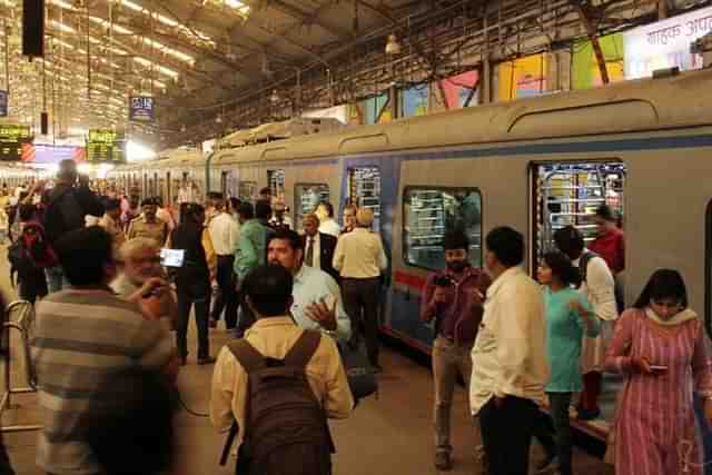 Passengers boarding a train in Mumbai. Representative image. (Pramod Thakur/Hindustan Times via Getty Images)