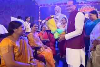 Shivraj Singh Chouhan gifts women on Raksha Bandhan