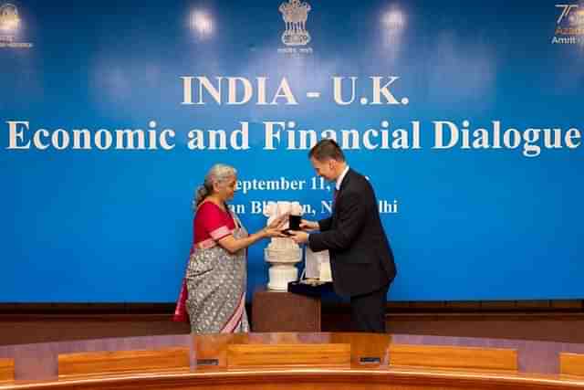 British Chancellor of the Exchequer Jeremy Hunt with Indian Finance Minister Nirmala Sitharaman. 