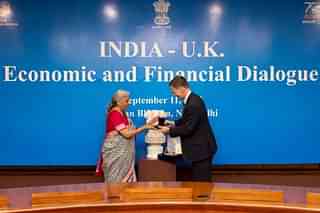 British Chancellor of the Exchequer Jeremy Hunt with Indian Finance Minister Nirmala Sitharaman. 