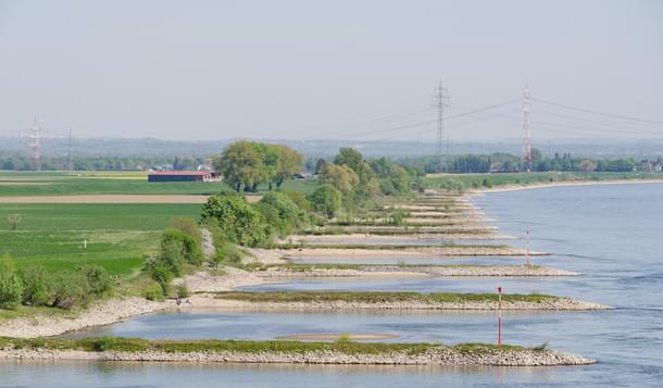 Groynes, breakwaters (Wikipedia)