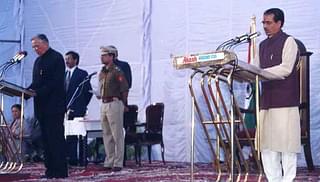 Shivraj Singh Chouhan taking oath in 2005 (MP Raj Bhawan archives)