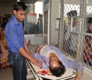 Akshay with his father's body in Kashiram hospital on 24 October, 2016